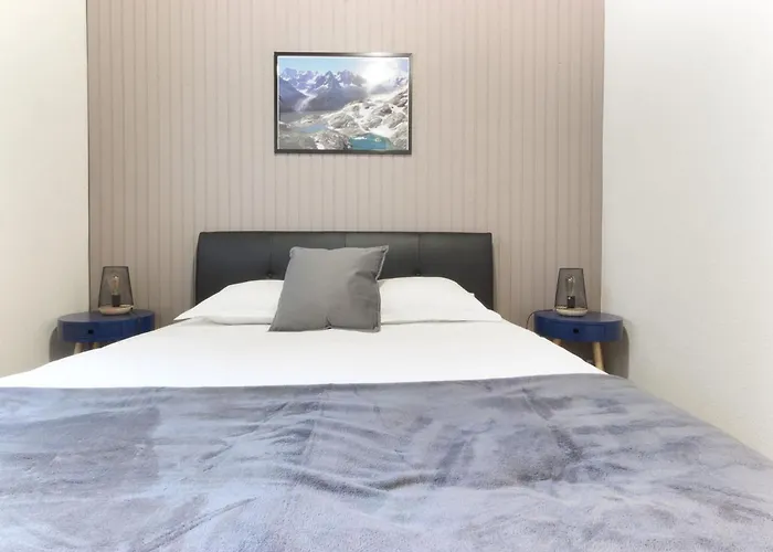 L'aiguille - Center Of - View Mont-blanc شامونكس